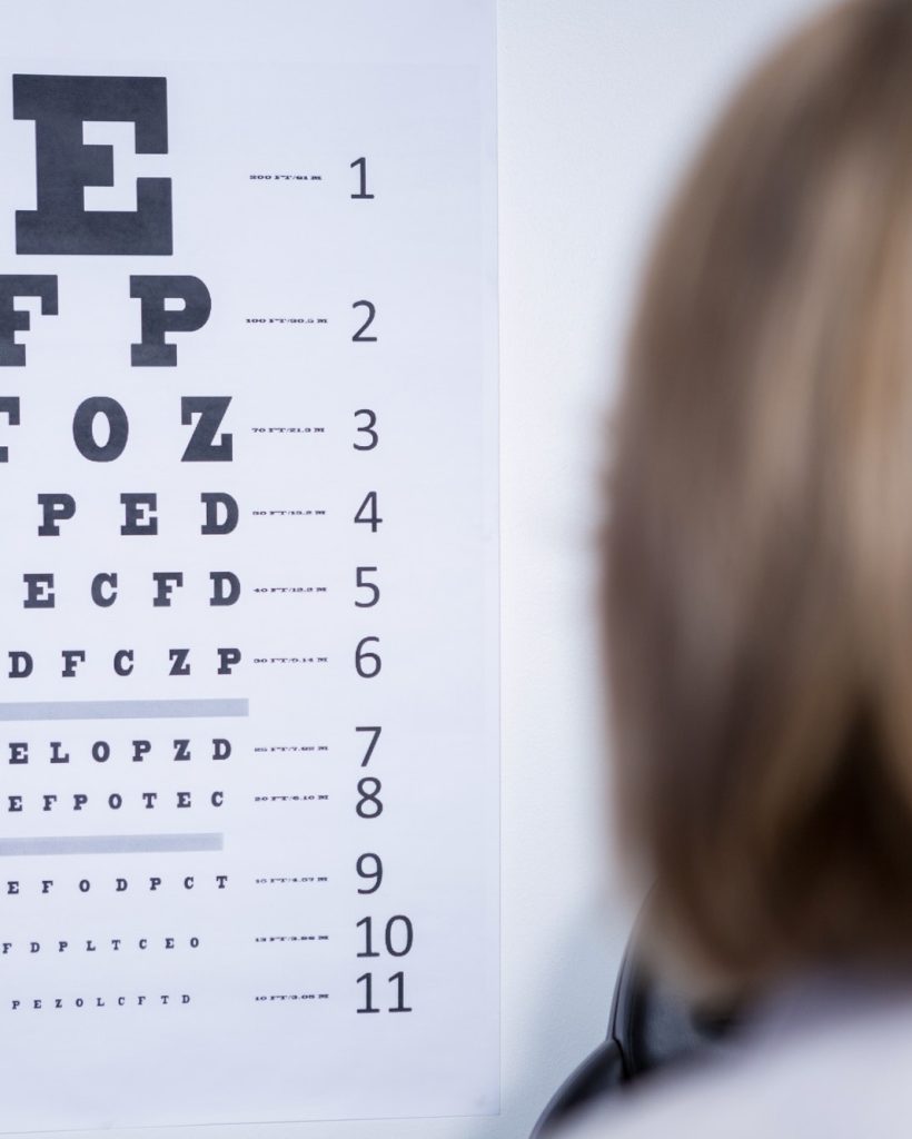 digit-eyes-opticals-optometrist-looking